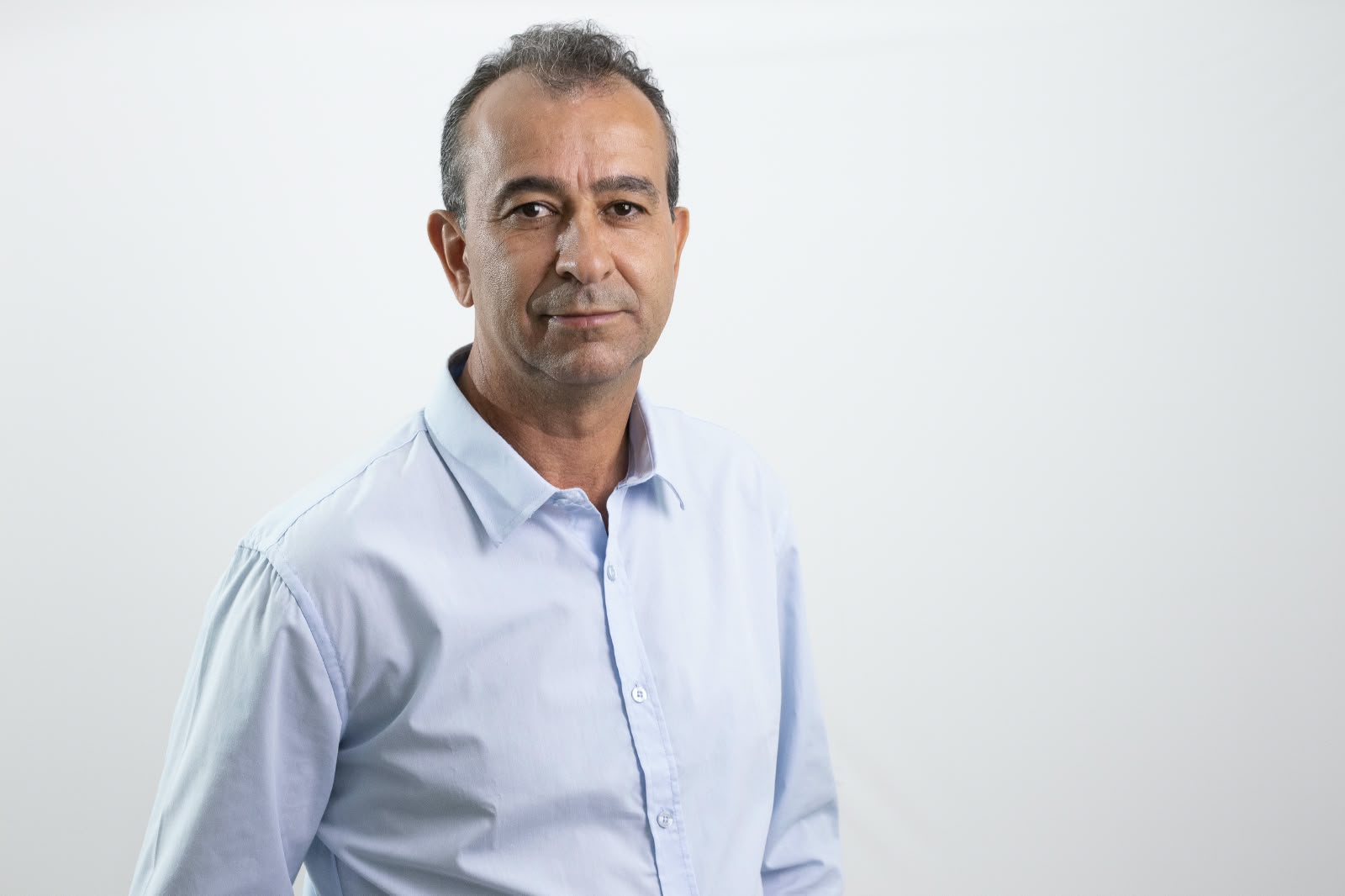 Retrato de José Neves, vestindo camisa social clara